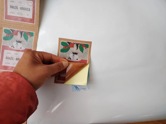 Identyfikacja produktu profesjonalnymi naklejkami na etykietach opakowań